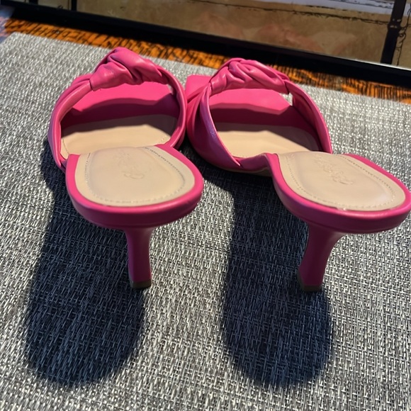 SAKS FIFTH AVENUE LEATHER SLIDES - Picture 8 of 8